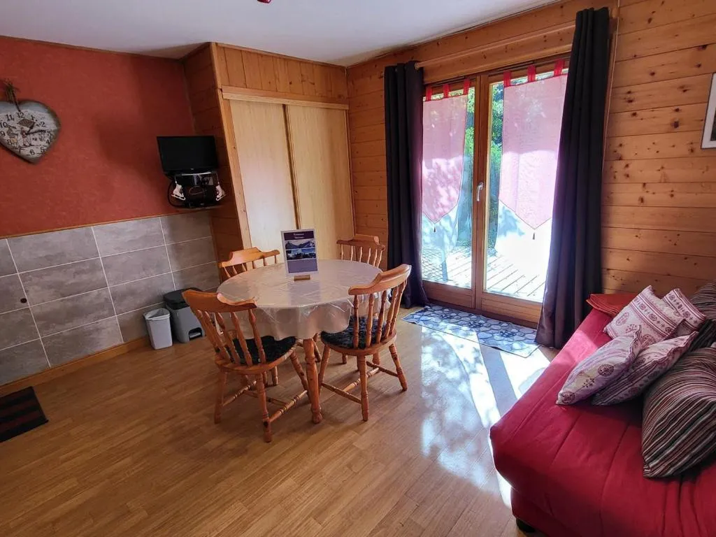 Image of Charmant 2 pièces avec terrasse à La Tania – Animaux admis, Parking, Casier à skis – FR-1-513-97