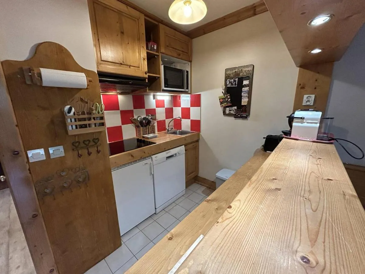 Image 5 of Charmant Appartement Méribel – 2 Pièces, Cabine, Balcon Sud, Casier à Skis – FR-1-355-266