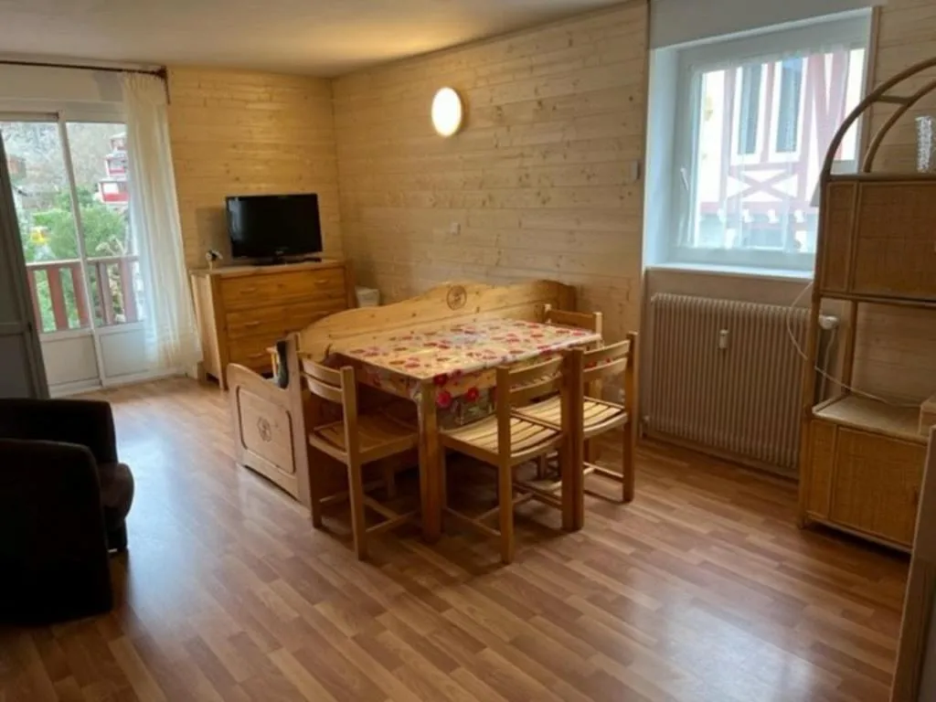 Image of Charmant T2 au Centre de Brides-les-Bains avec Balcon, Parking et WIFI – FR-1-512-194