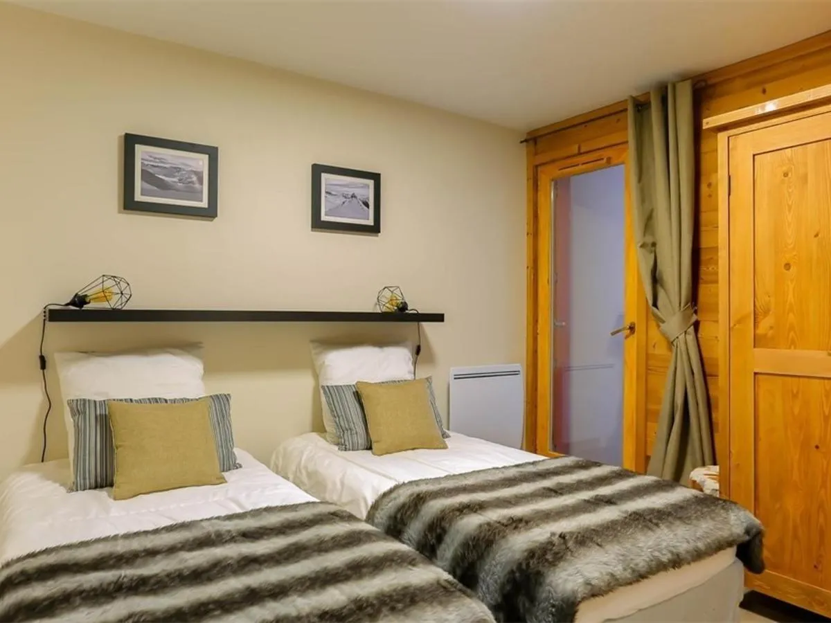 Image 6 of Duplex rénové à Val Thorens – 12 pers, 4 chambres, garage, proche pistes et commerces – FR-1-637-40