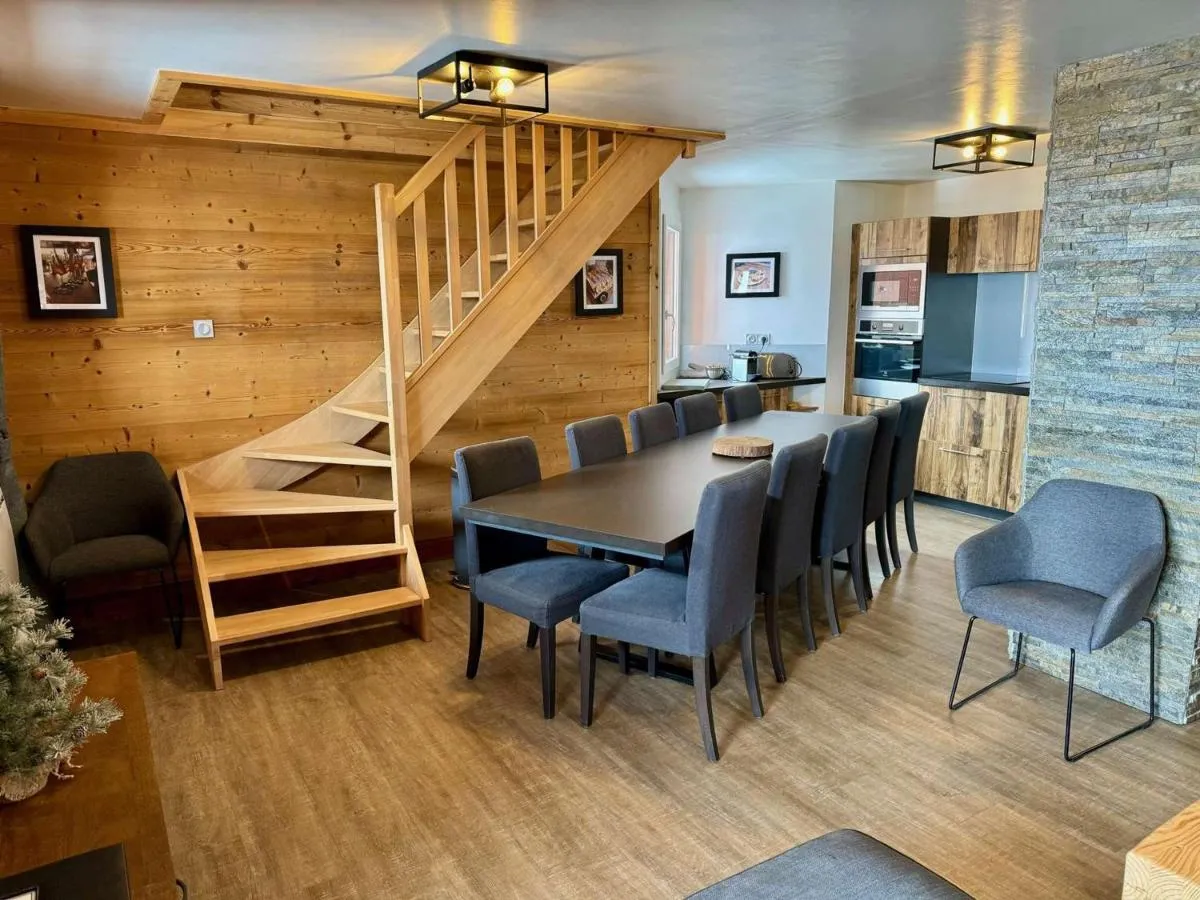 Image 2 of Duplex rénové à Val Thorens – 12 pers, 4 chambres, garage, proche pistes et commerces – FR-1-637-40