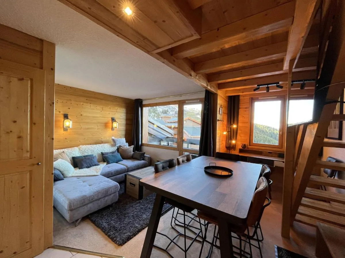 Image 1 of Duplex skis aux pieds avec bureau, wifi et TV grand écran – FR-1-355-252