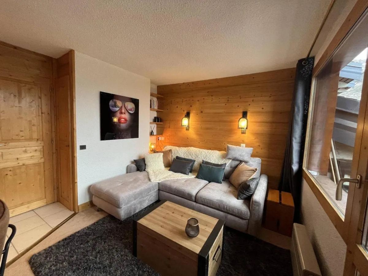 Image 2 of Duplex skis aux pieds avec bureau, wifi et TV grand écran – FR-1-355-252