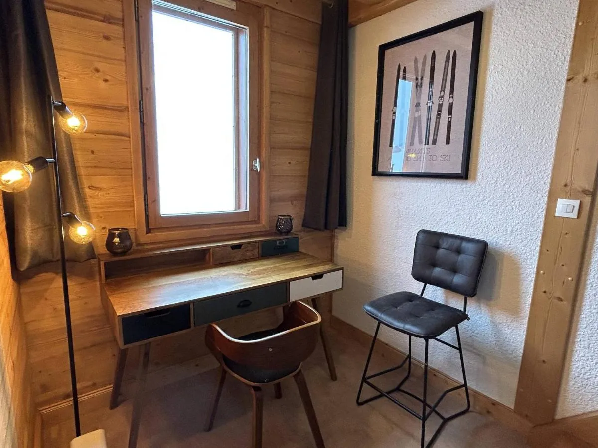 Image 3 of Duplex skis aux pieds avec bureau, wifi et TV grand écran – FR-1-355-252