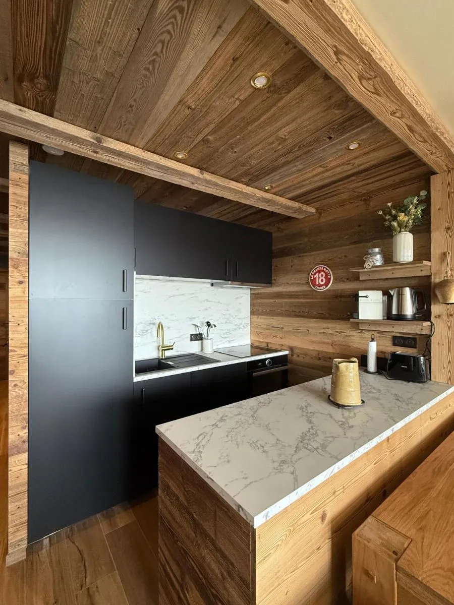 Image 4 of L’Absinthe Bleue – Appartement 4-6 personnes neuf 4 étoiles – balcon sud- ski aux pieds – Tignes Val Claret