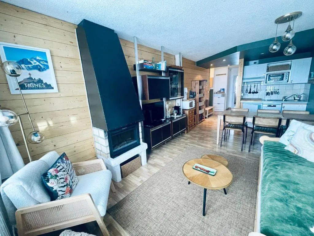 Image of Le 44 ! Beau T2 plein centre Val Claret, skis aux pieds, 4 pax