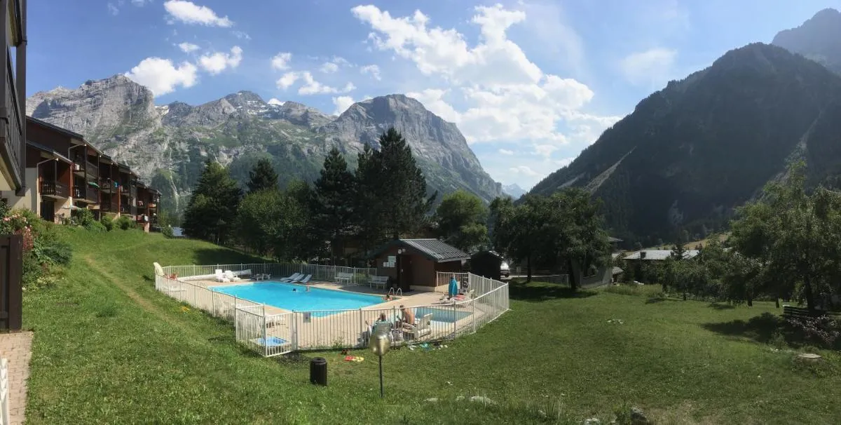 Image 2 of Le Bouquetin 73 Appartement cosy type chalet avec piscine au pied des pistes et superbe vue panoramique