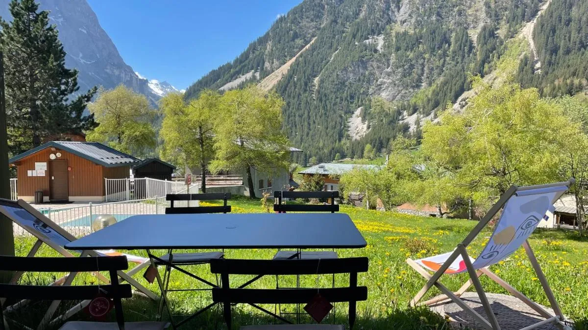 Image 1 of Le Bouquetin 73 Appartement cosy type chalet avec piscine au pied des pistes et superbe vue panoramique