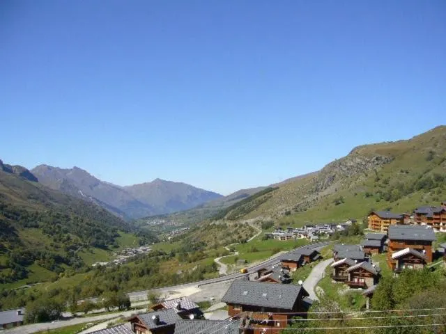 Image 1 of Les Menuires skis aux pieds
