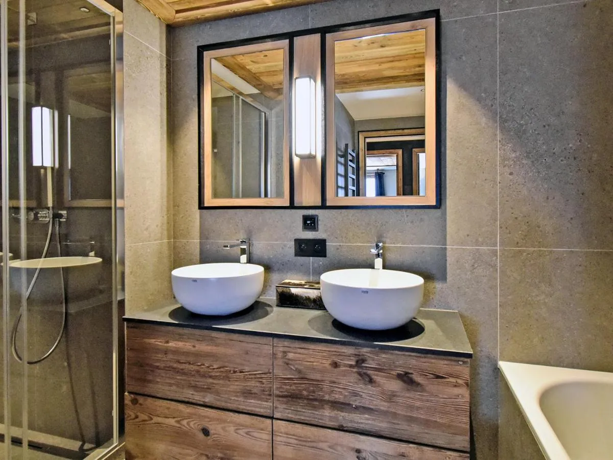 Image 6 of Luxueux Appartement 5 Chambres avec Spa et Terrasse Spacieuse au Rond Point des Pistes, Les Allues – FR-1-613-50