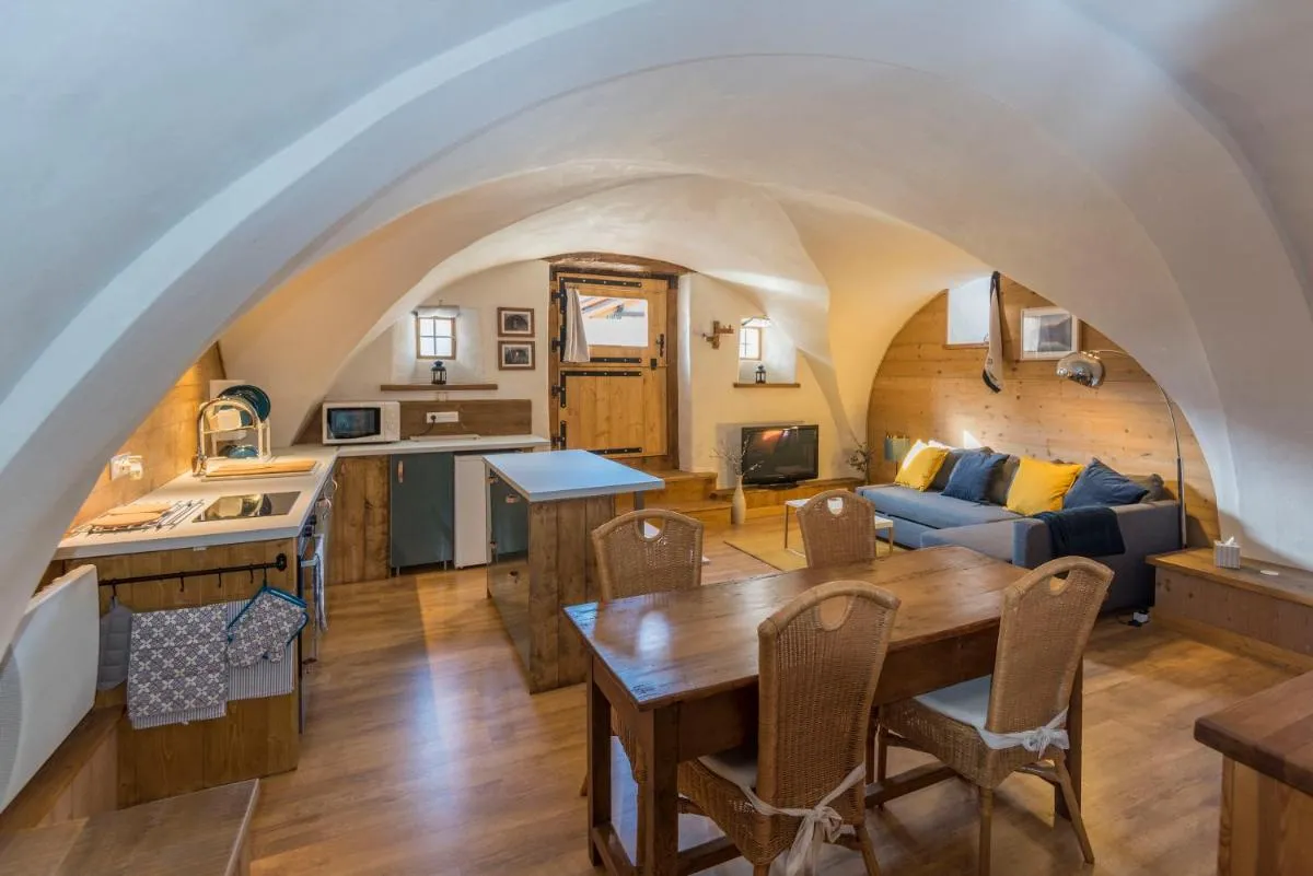 Image 1 of Maison Lennox