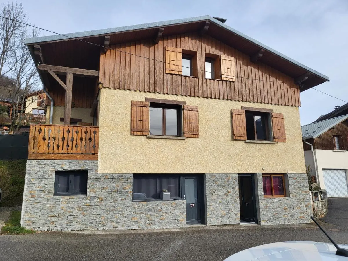 Image 3 of Maison de moyenne montagne baignée par le soleil
