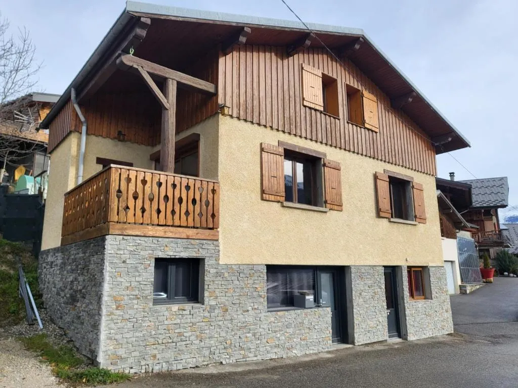 Image of Maison de moyenne montagne baignée par le soleil