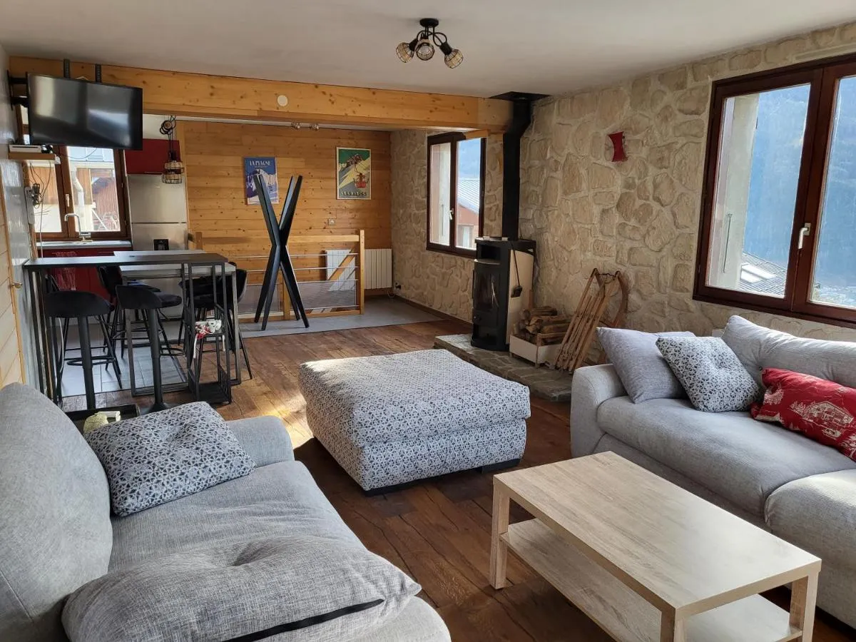 Image 2 of Maison de moyenne montagne baignée par le soleil