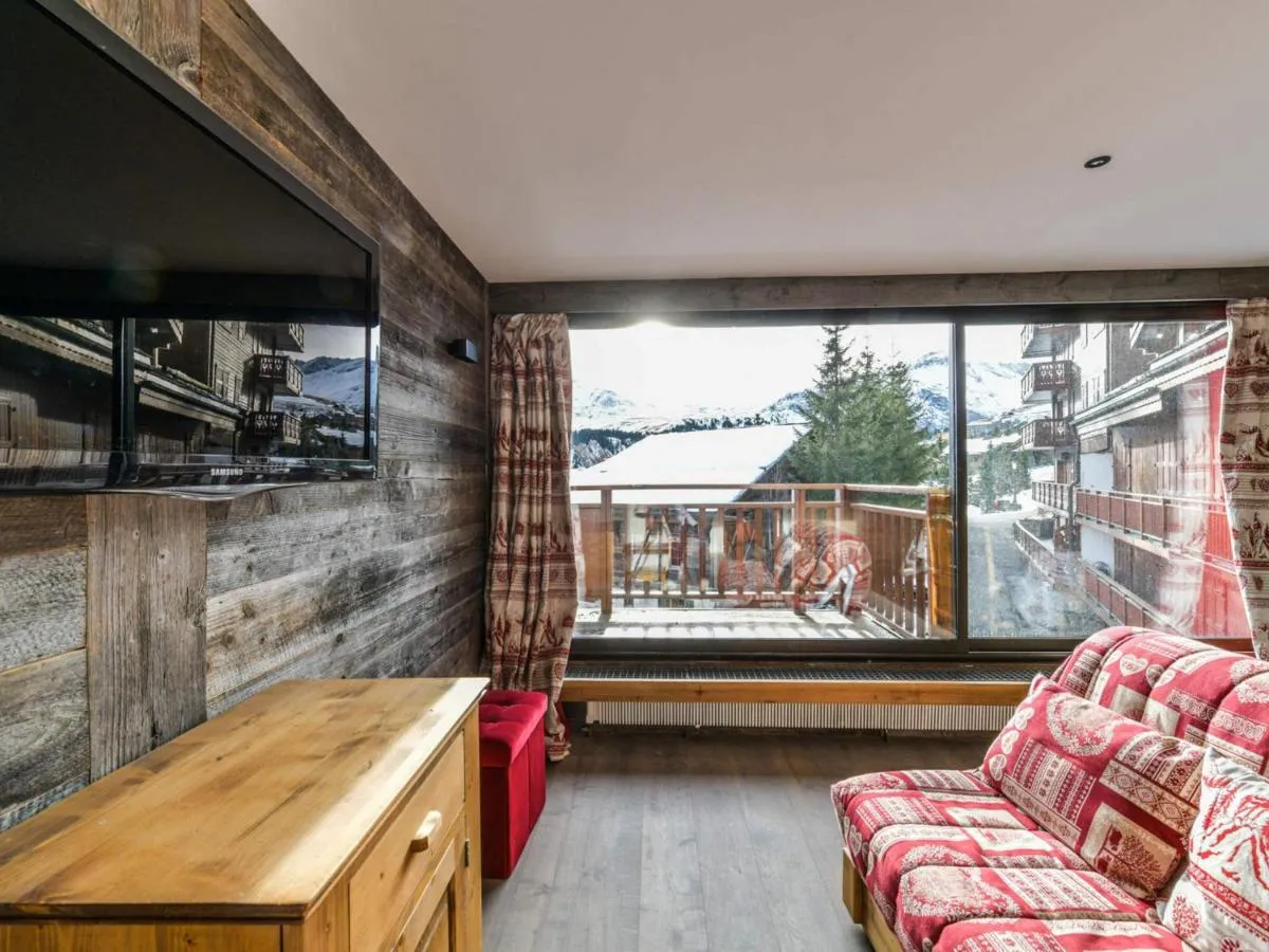 Image 1 of Ski au pied: Appartement T3 rénové avec PARKING à Courchevel 1850 – FR-1-514-46