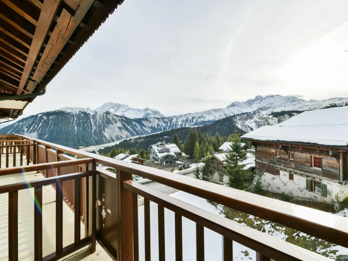 Image 4 of Ski au pied: Appartement T3 rénové avec PARKING à Courchevel 1850 – FR-1-514-46
