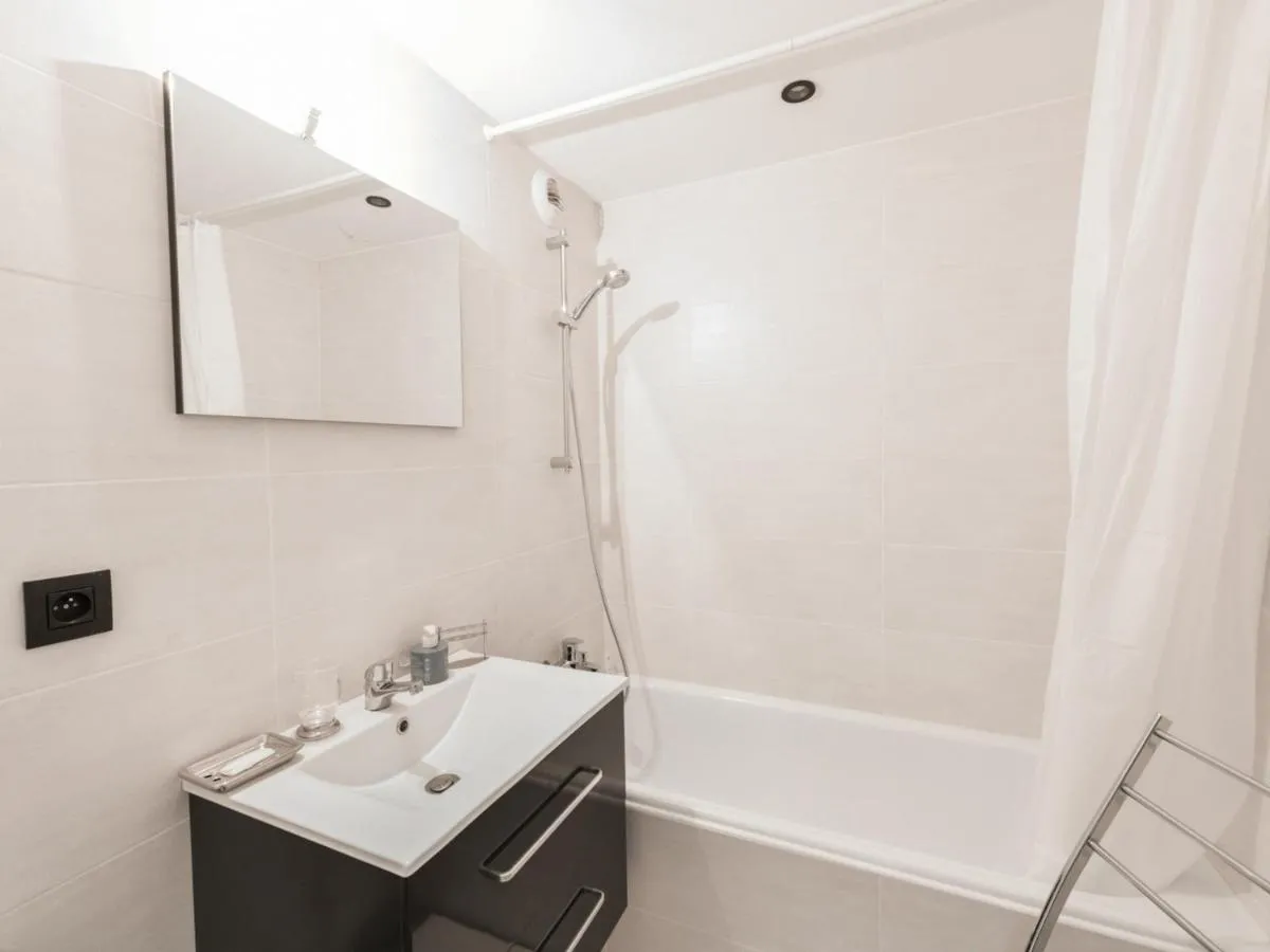 Image 5 of Ski au pied: Appartement T3 rénové avec PARKING à Courchevel 1850 – FR-1-514-46