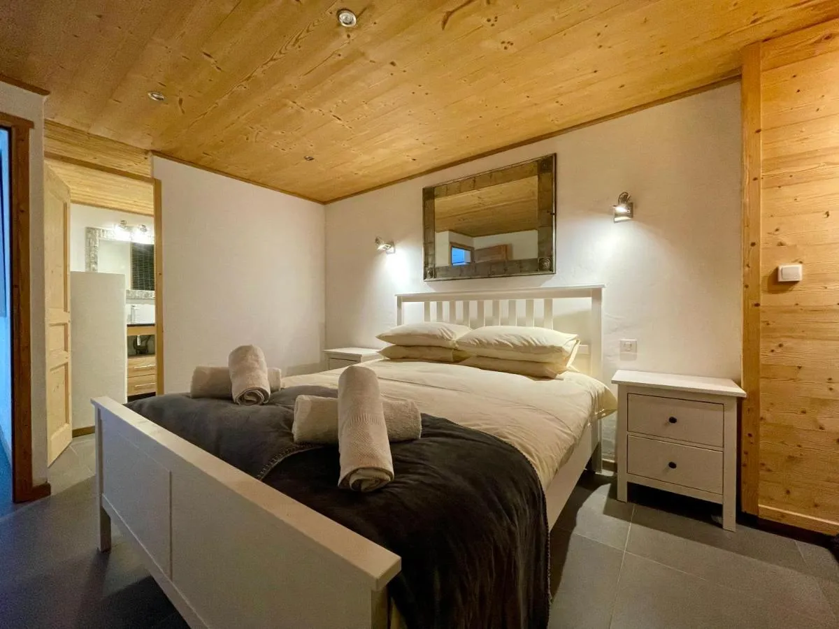 Image 3 of Ski in-Ski out! Spacious & Stylish Apartment for 8 in the heart of Lavachet