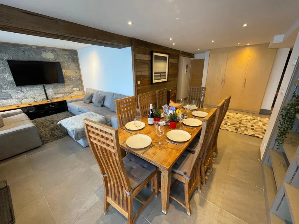 Image of Ski in-Ski out! Spacious & Stylish Apartment for 8 in the heart of Lavachet