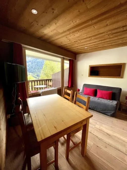 Image 1 of Studio 4 p avec terrasse proche remontée mécanique
