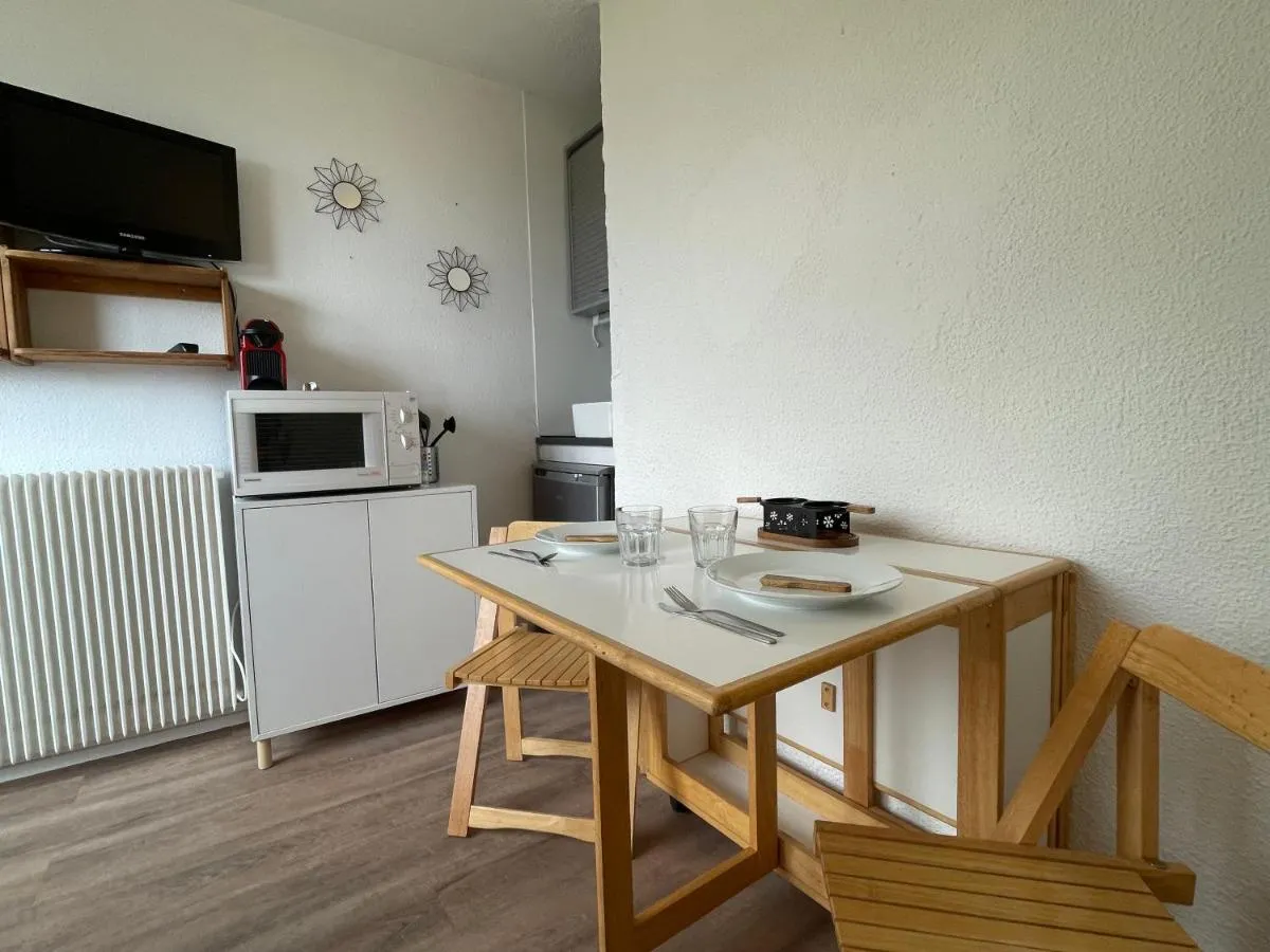 Image 1 of Studio rénové avec accès direct aux pistes et la Croisette, au coeur des Menuires