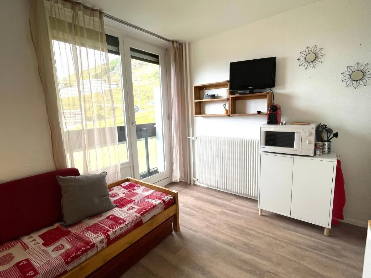 Image 2 of Studio rénové avec accès direct aux pistes et la Croisette, au coeur des Menuires