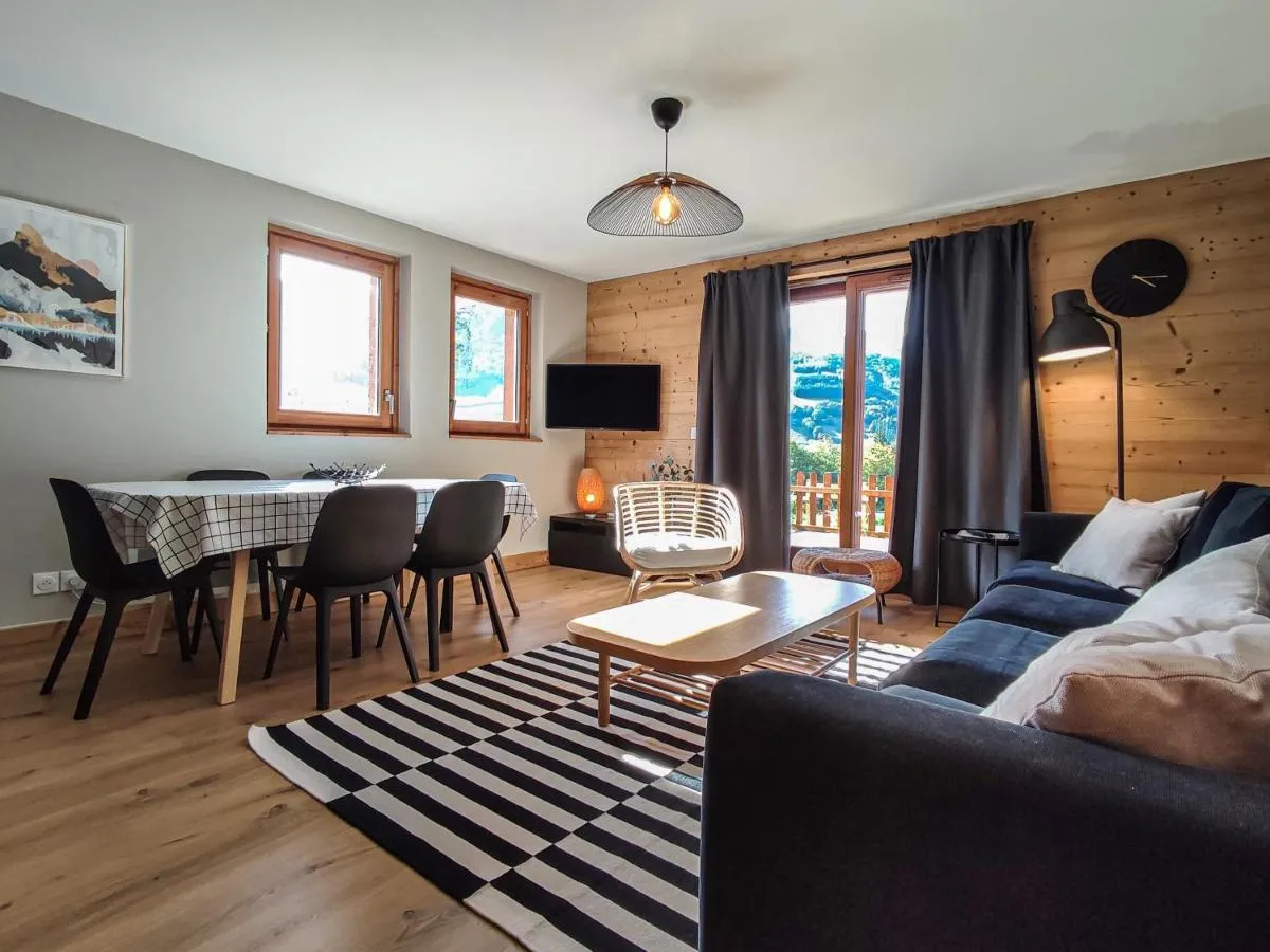 Image 2 of Superbe Chalet Duplex 3* avec Parking et WIFI au Pied des Pistes, Valmorel – FR-1-356-392