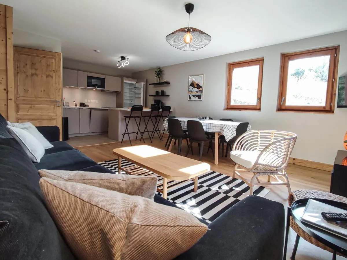 Image 3 of Superbe Chalet Duplex 3* avec Parking et WIFI au Pied des Pistes, Valmorel – FR-1-356-392