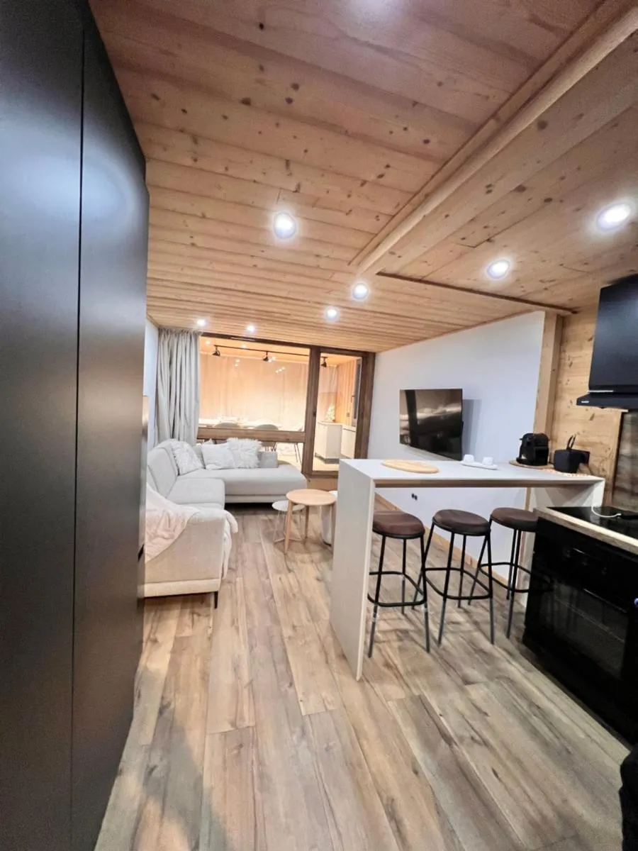 Image 2 of VAL THORENS, SERAC 7 – TOUT NEUF, pied des pistes, plein sud, vue magnifique – familial