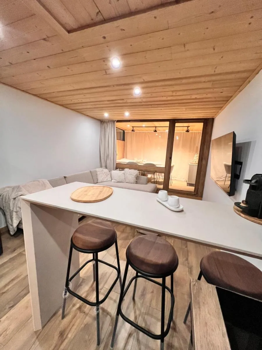 Image 3 of VAL THORENS, SERAC 7 – TOUT NEUF, pied des pistes, plein sud, vue magnifique – familial