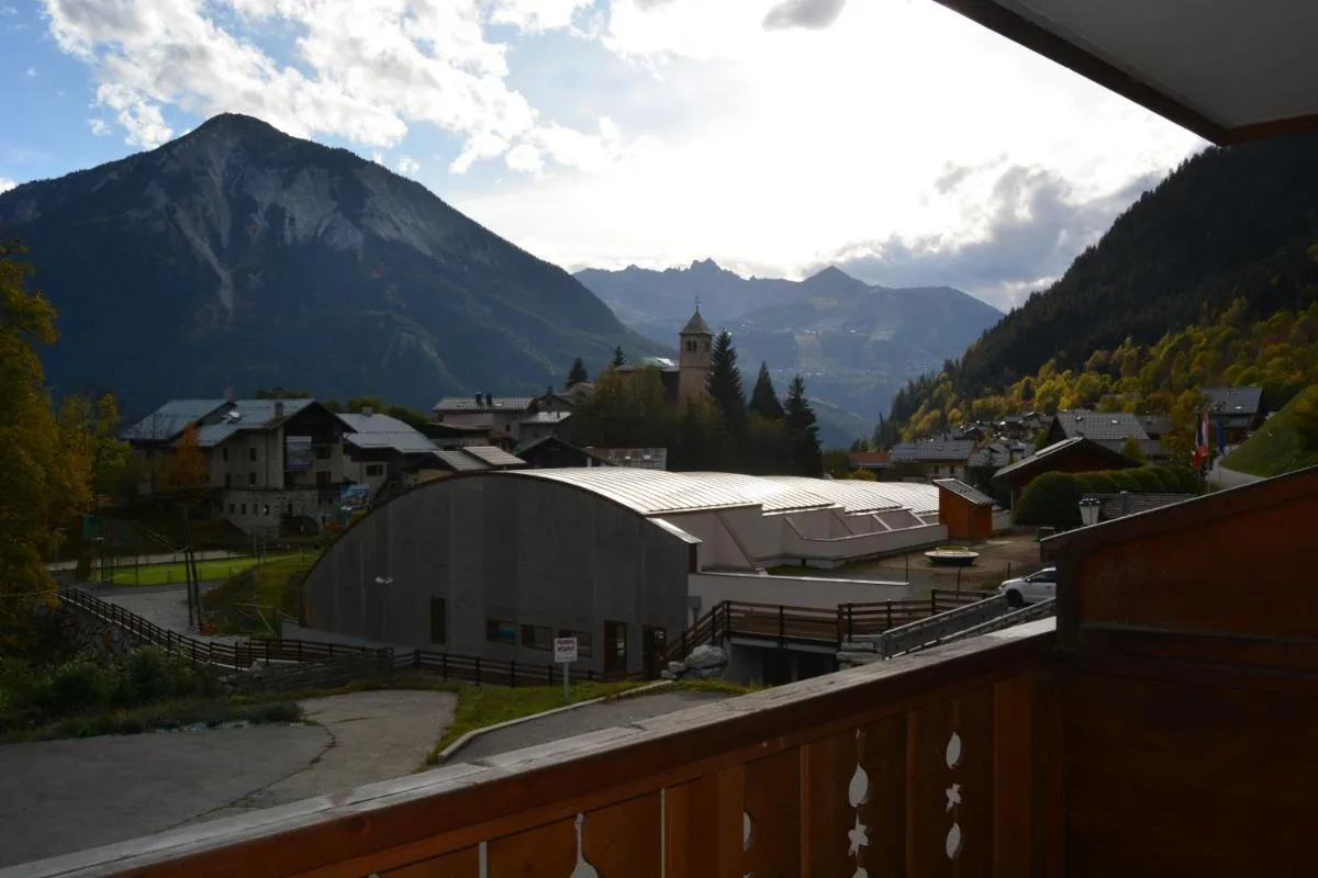 Image 1 of joli studio exposé sud avec terrasse