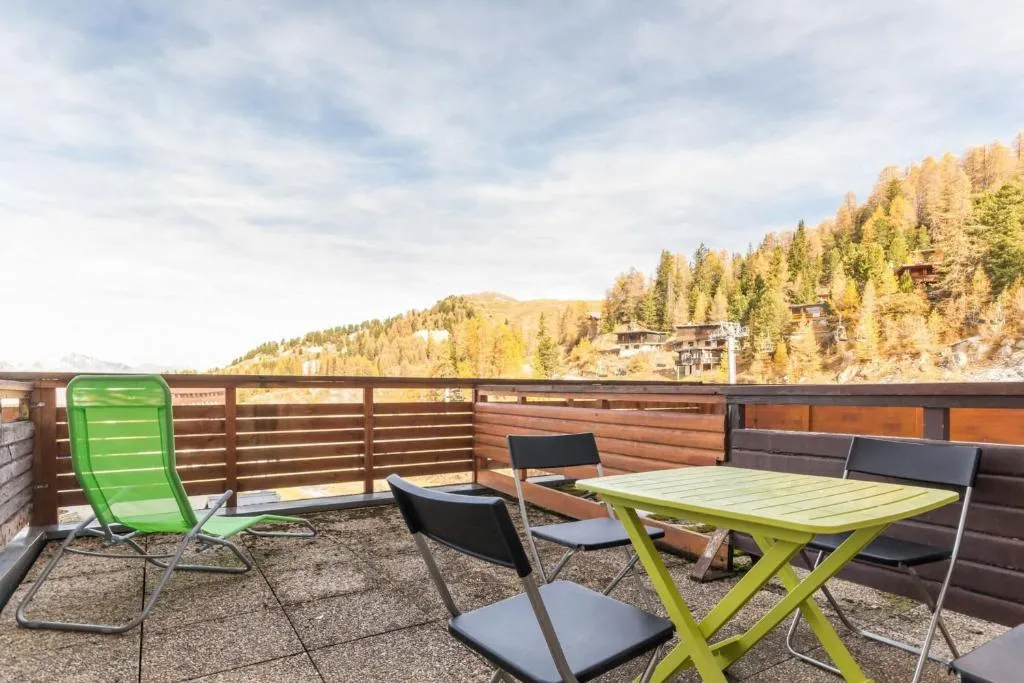 Image of quiet studio with terrace view on Mont-Blanc