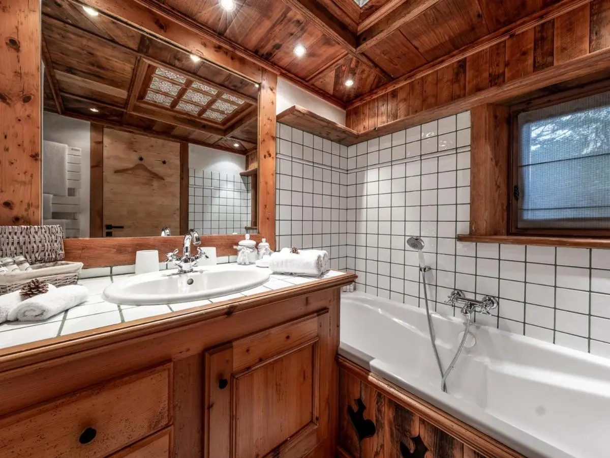 Image 2 of Chalet familial authentique avec spa, jacuzzi et hammam – Courchevel 1850 – FR-1-613A-26