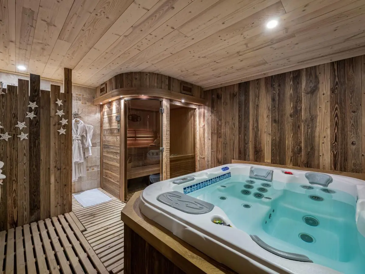 Image 2 of Luxueux Appart-Chalet avec Jacuzzi et Sauna à Courchevel 1550 – FR-1-613A-14