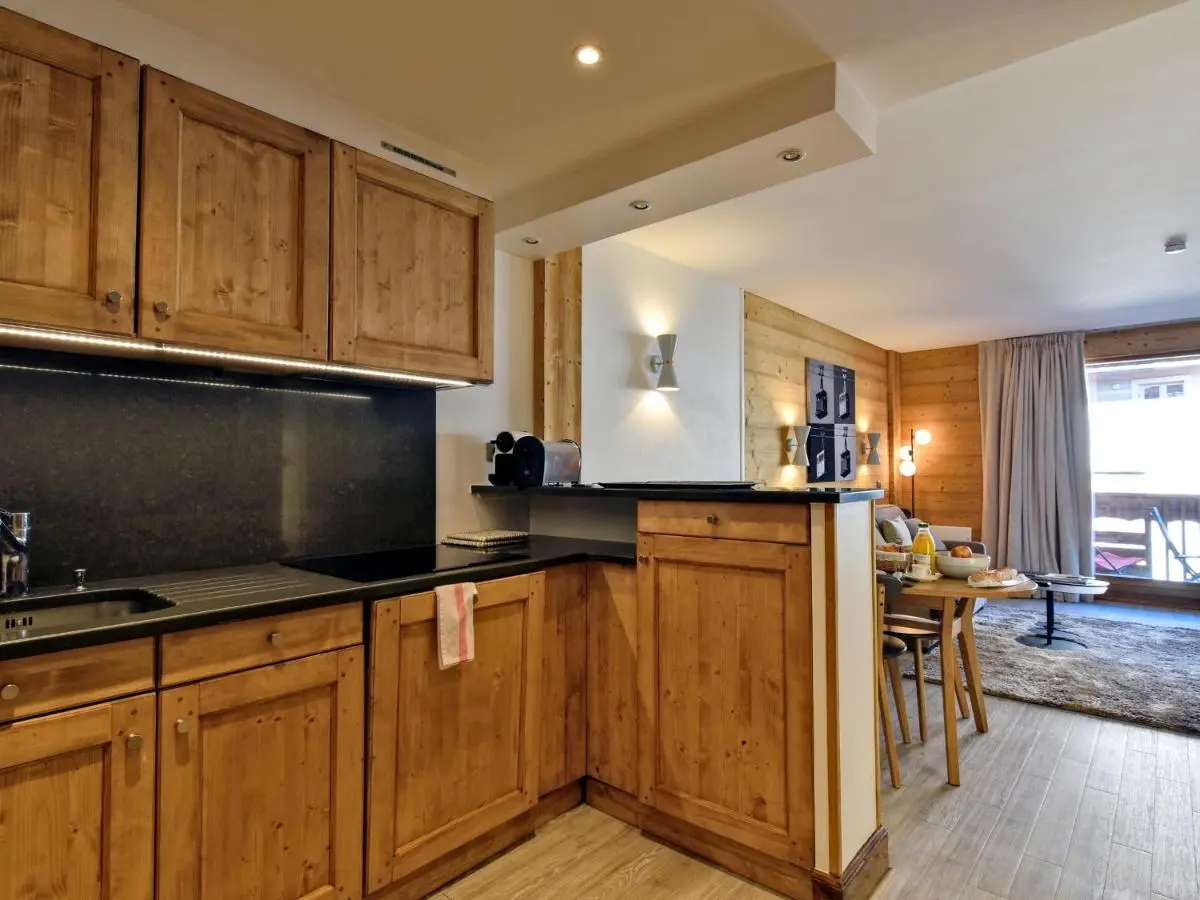 Image 3 of Luxueux Appartement 2 Chambres au Cœur de Courchevel 1850, Balcon, Parking et Services Inclus – FR-1-613A-7