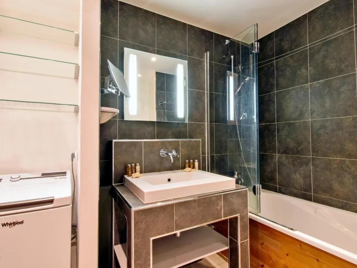 Image 2 of Luxueux Appartement 2 Chambres au Cœur de Courchevel 1850, Balcon, Parking et Services Inclus – FR-1-613A-7