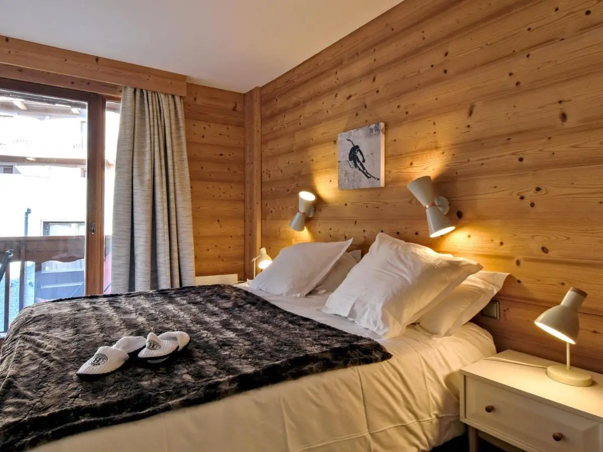 Image 1 of Luxueux Appartement 2 Chambres au Cœur de Courchevel 1850, Balcon, Parking et Services Inclus – FR-1-613A-7