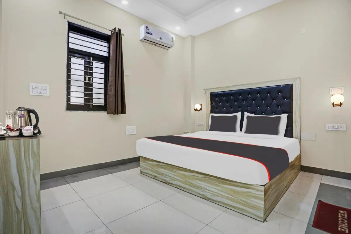 Image 1 of Metro View Ashok Vihar Near Shalimar Bagh Metro Station