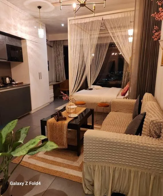 Image 3 of Whiteluxe – 42nd floor river front apartment