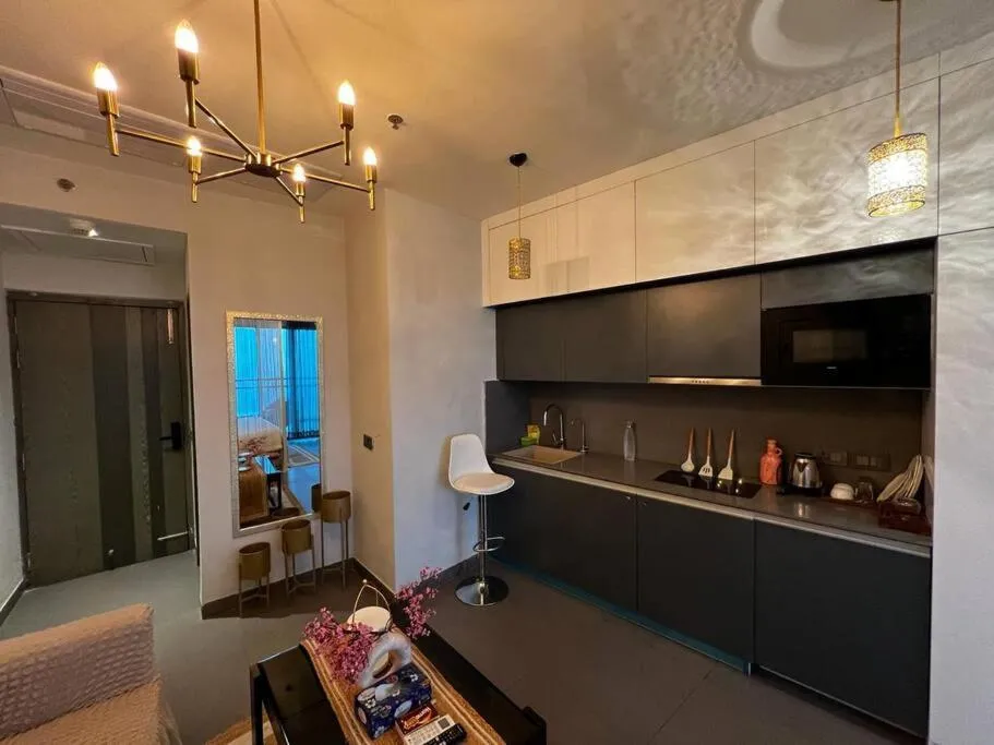 Image of Whiteluxe – 42nd floor river front apartment