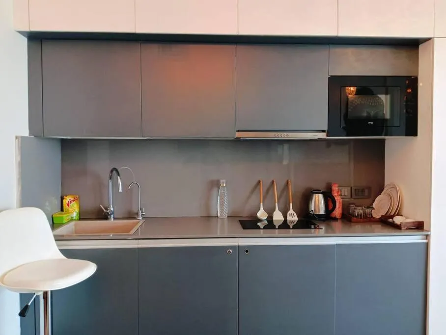 Image 2 of Whiteluxe – 42nd floor river front apartment