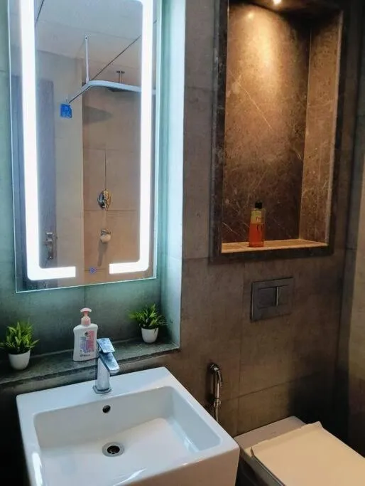 Image 5 of Whiteluxe – 42nd floor river front apartment