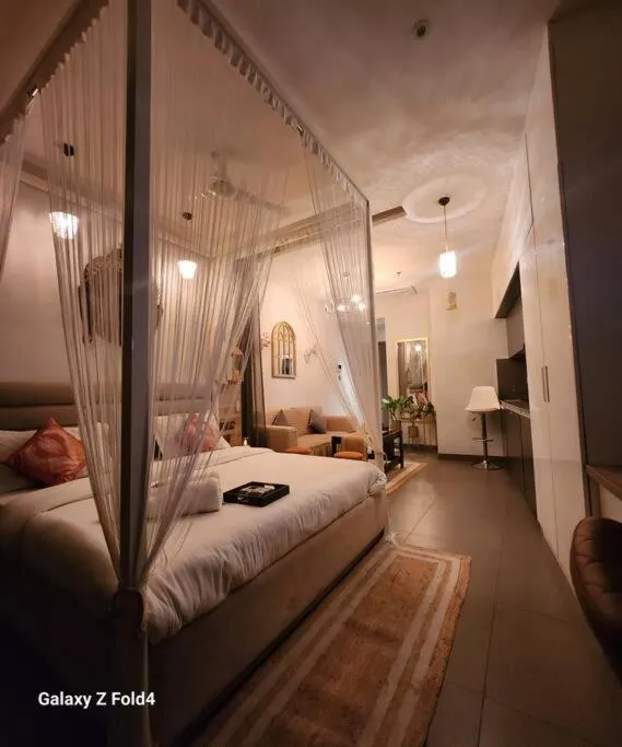 Image 4 of Whiteluxe – 42nd floor river front apartment