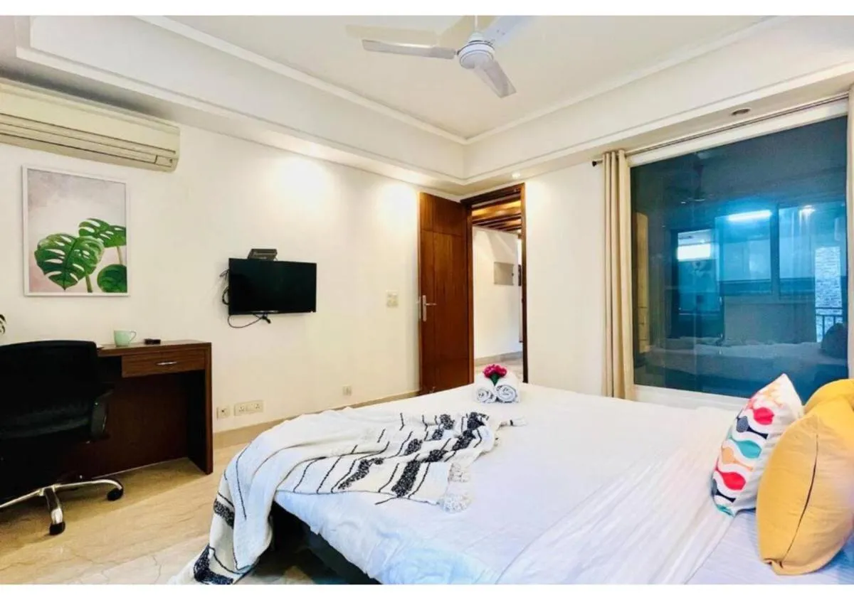 Image 6 of BluO 3BHK M Block Mkt – Lift, Balcony, Parking