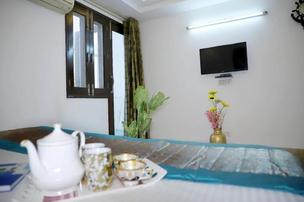 Image 2 of DIVINE INDIA SERVICE APARTMENT 3BHK, J-215 SAKET