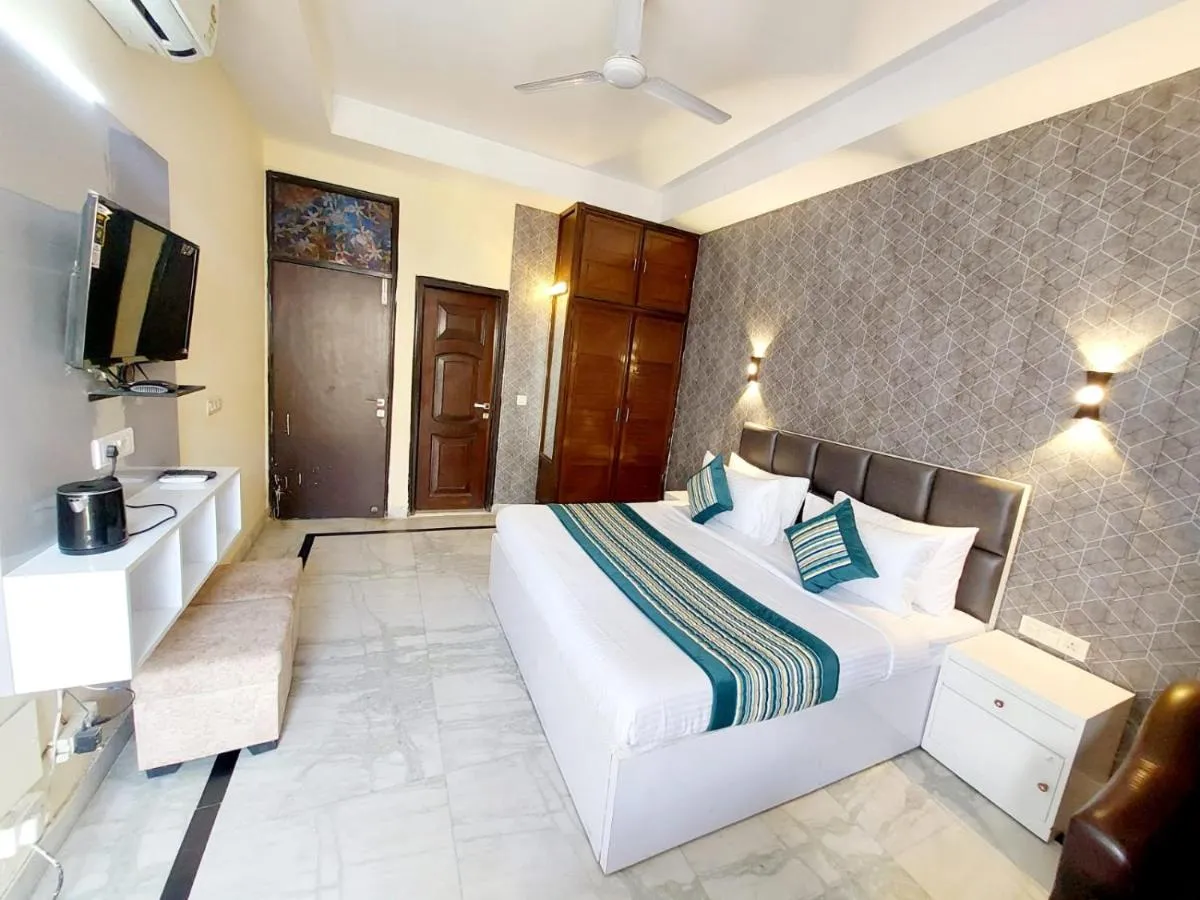 Image 2 of Hotel Khusbu Residency, Green Park Market, Couple Friendly