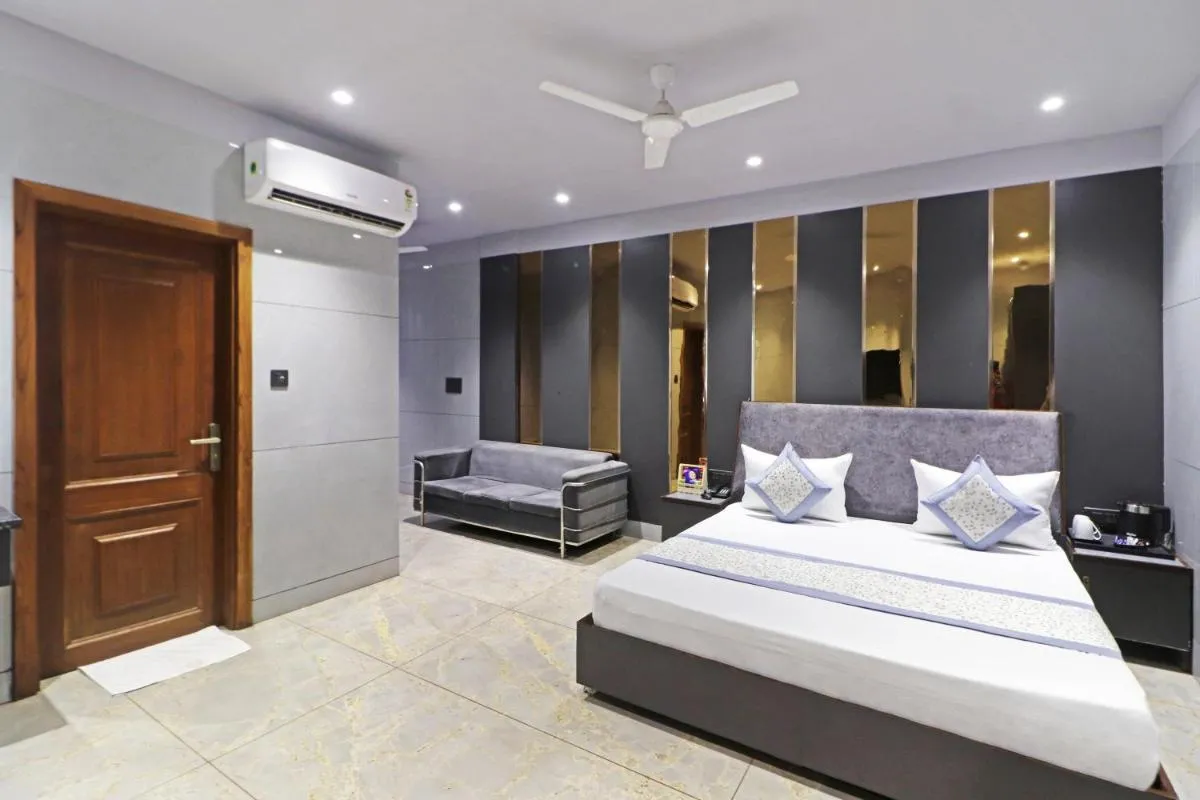 Image 1 of Hotel Preet Inn 05 mints walking Distance Nizamuddin Railway Station