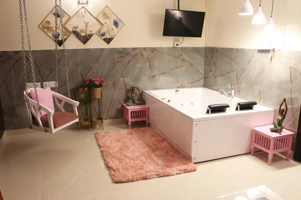 Image of Modern Jacuzzi Hot Tub 1BHK Suite South Delhi 3