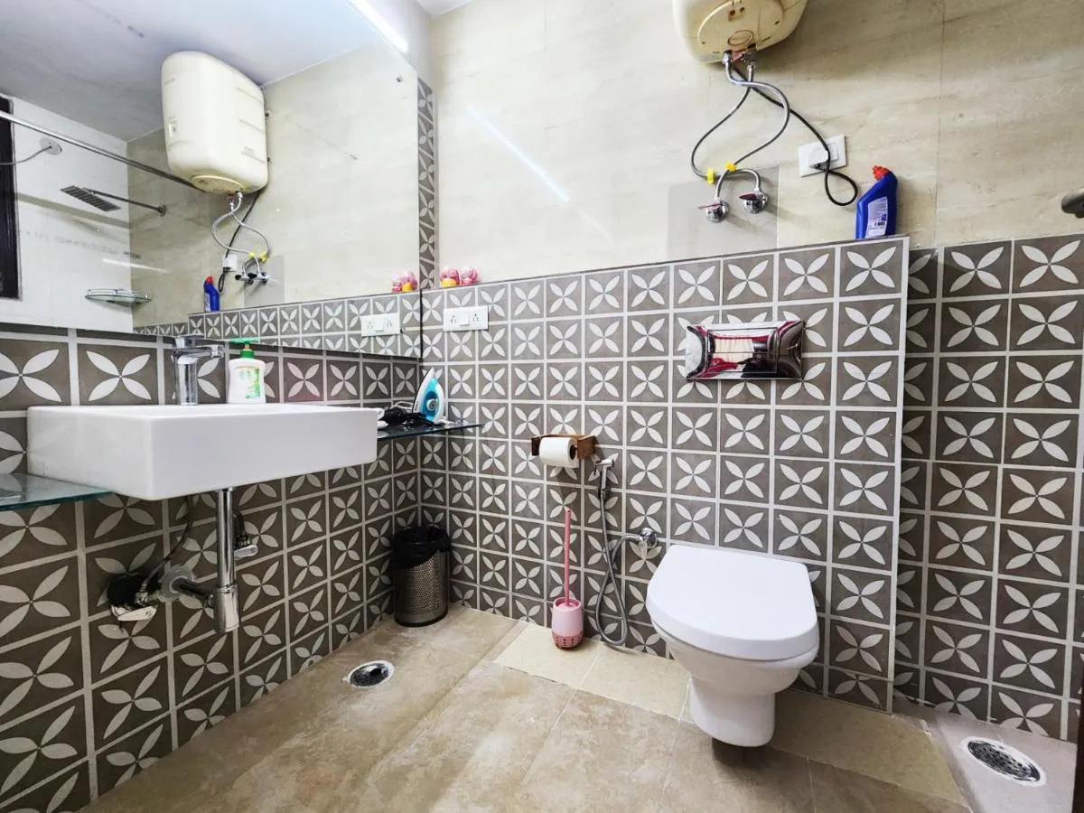 Image 2 of Spacious 1BHK Prime Location with 2 restrooms 5