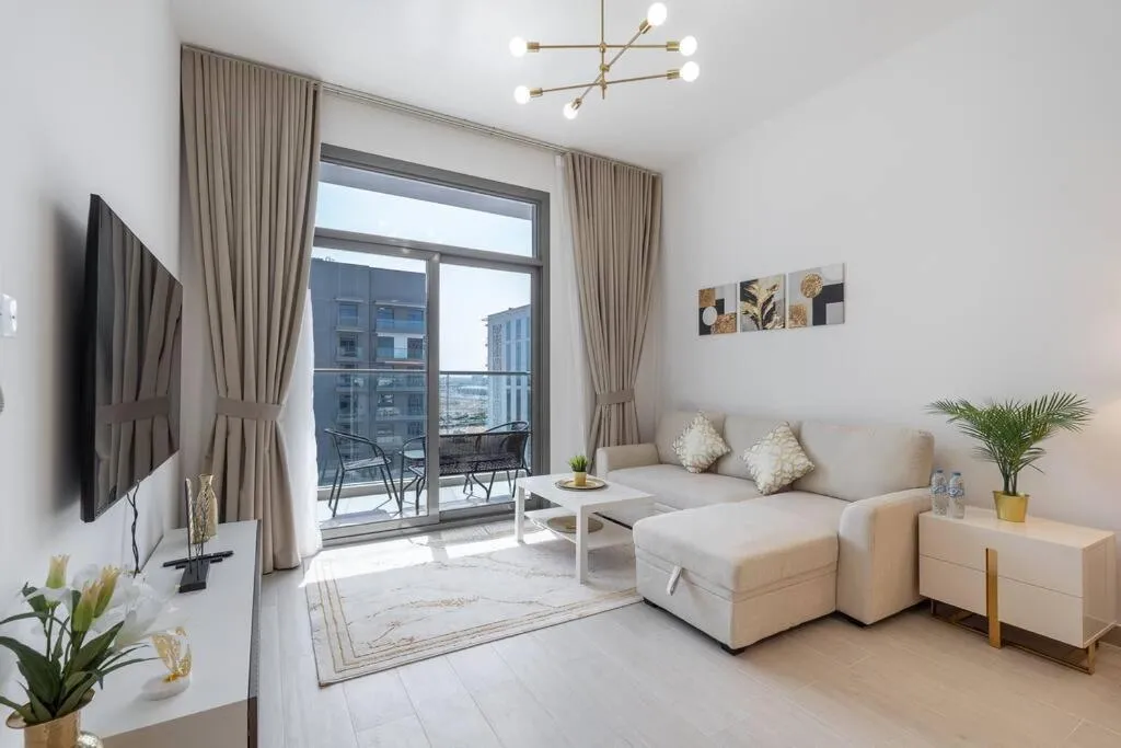 Brand New Listing & Studio City & Czechin - 3